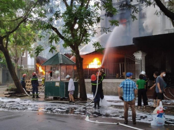 Cháy lớn tại biệt thự trong khu đô thị Pháp Vân, 1 cảnh sát PCCC bị thương - 1