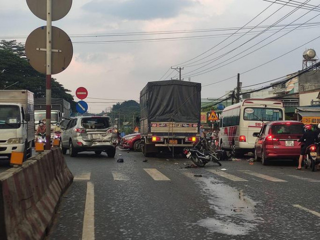 CLIP: 10 ôtô và xe máy tông liên hoàn nằm la liệt ở Đồng Nai, 1 người chết - 1