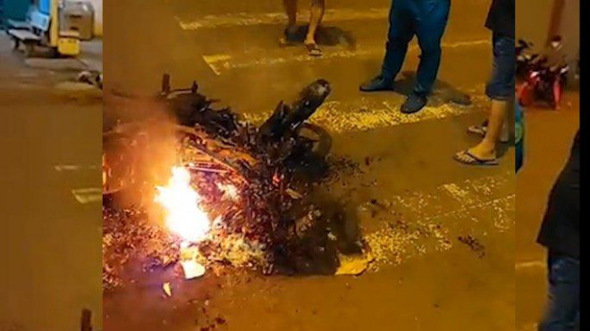 Xe máy bị đốt cháy rụi sau vụ hỗn chiến ở Bình Phước - 1