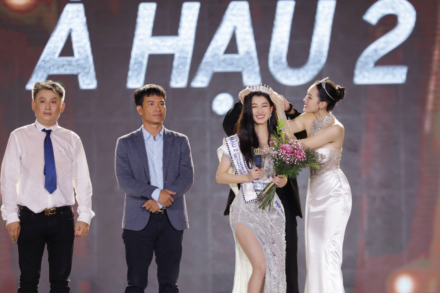 Á hậu 2 Hoa hậu Thế giới Việt Nam 2022 đẹp như búp bê sống, eo nhỏ kỷ lục - 1