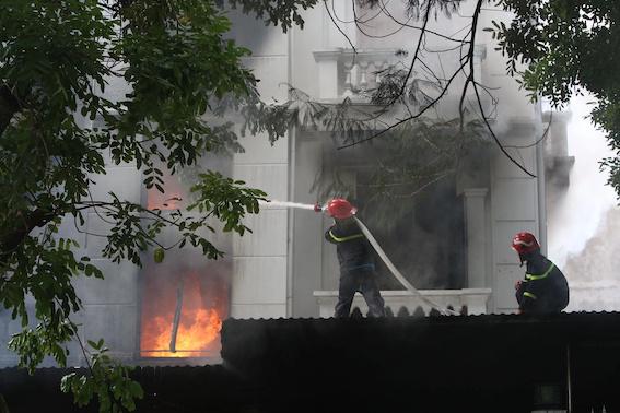 Cháy lớn tại biệt thự trong khu đô thị Pháp Vân, 1 cảnh sát PCCC bị thương - 2