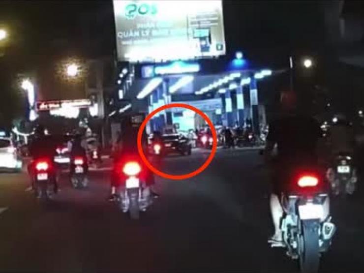 Clip: Hành động lạ của ô tô lao vào cây xăng ở HN tông nhiều người bị thương