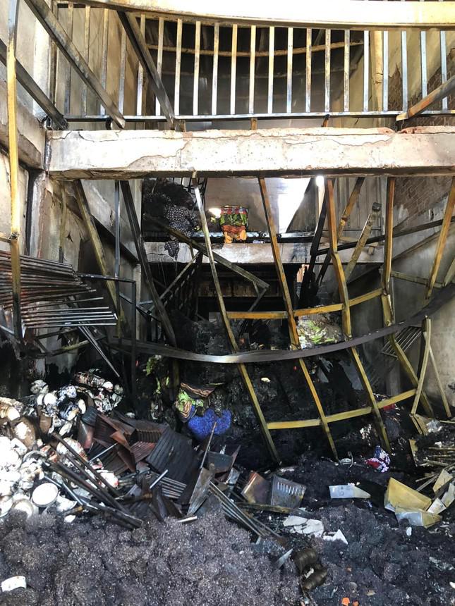 Cháy lớn trong căn nhà 2 tầng, 3 nạn nhân vẫn còn kẹt bên trong - 2