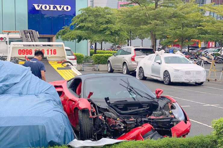 Chủ nhân chiếc Ferrari bị đâm vào gốc cây yêu cầu được bồi thường bằng xe mới - 1