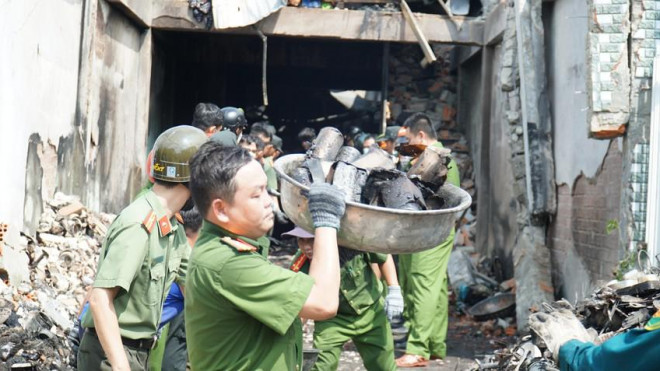 Hỏa táng các nạn nhân trong vụ cháy ở Ninh Thuận để đưa tro cốt về quê - 2