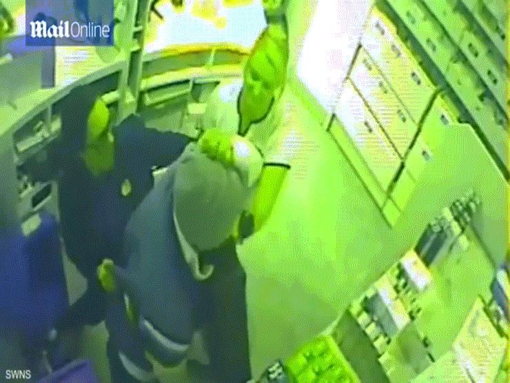 Video: Đi cướp, người đàn ông bị 4 phụ nữ lao vào đánh hội đồng