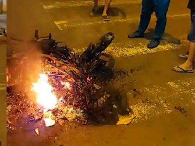 Xe máy bị đốt cháy rụi sau vụ hỗn chiến ở Bình Phước