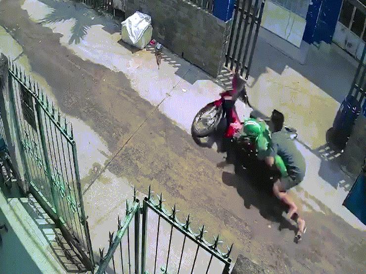Thanh niên mặc áo Grabbike trộm xe ở TP.HCM bị người dân vây bắt