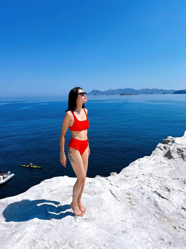 Ngô Thanh Vân diện bikini nóng bỏng bên chồng ở đảo thiên đường Milos - 5