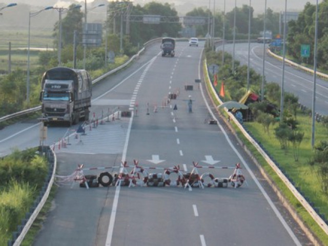 Chặn đường, ép lái xe trên cao tốc về Hà Nội phải đi vòng trả phí