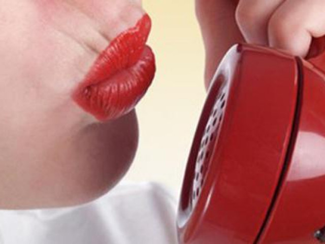 ”Chuyện ấy” qua... điện thoại có gây hại cho sức khỏe?