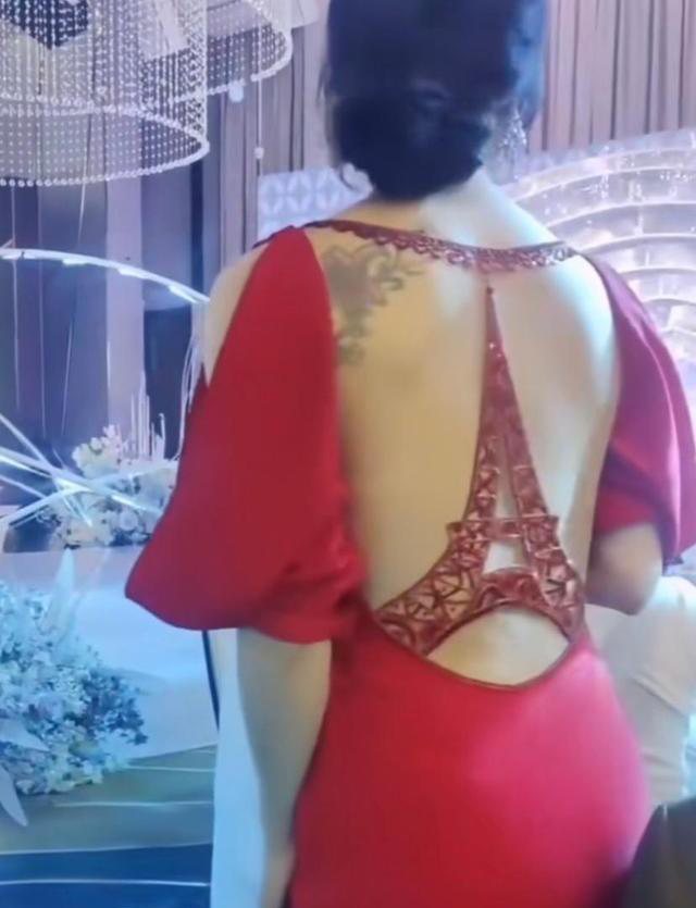 Chiếc váy khiến cô dâu trẻ Trung Quốc nhận nhiều ý kiến trái chiều - 2