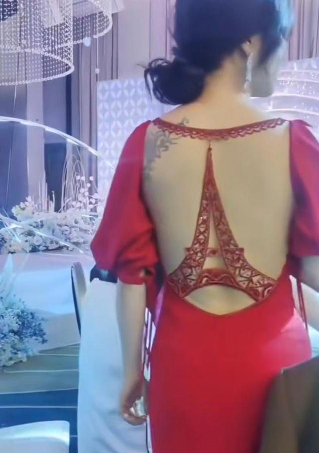 Chiếc váy khiến cô dâu trẻ Trung Quốc nhận nhiều ý kiến trái chiều - 3