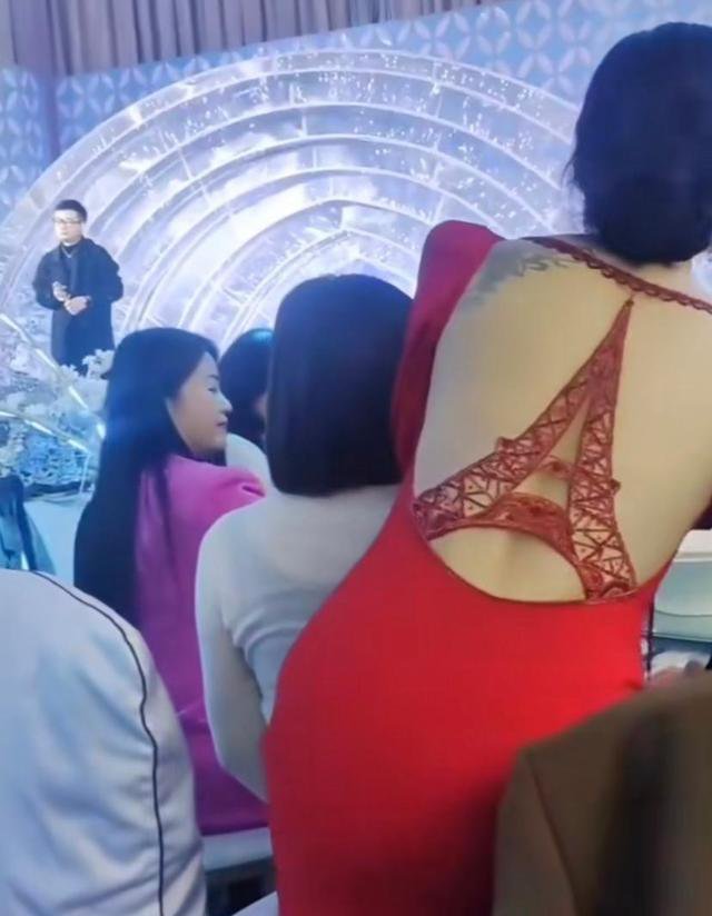 Chiếc váy khiến cô dâu trẻ Trung Quốc nhận nhiều ý kiến trái chiều - 4