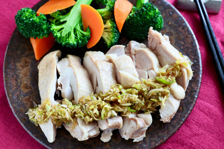 5. Đùi gà luộc

Thịt gà sẽ ngon hơn hẳn nếu bạn ăn kèm với nước sốt hành lá chua ngọt và một ít rau củ luộc như cà rốt và bông cải xanh.
