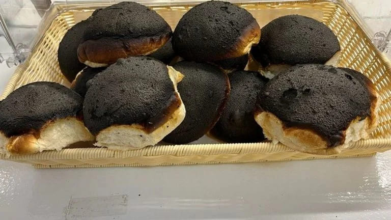 Chiếc bánh mì ngoài chợ nổi đình nổi đám nhờ cháy đen - 1