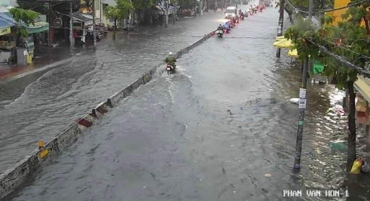 Sóng nước cuồn cuộn, người dân TPHCM “bơi” trên đường sau trận mưa lớn - 2