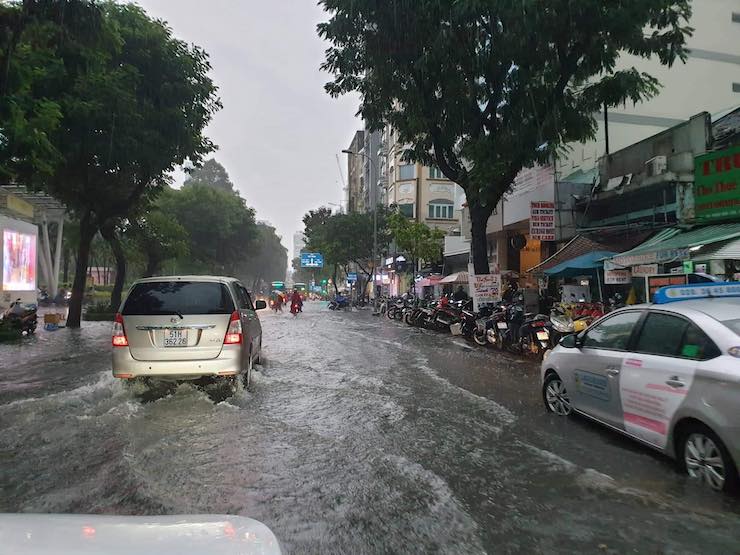 Sóng nước cuồn cuộn, người dân TPHCM “bơi” trên đường sau trận mưa lớn - 3