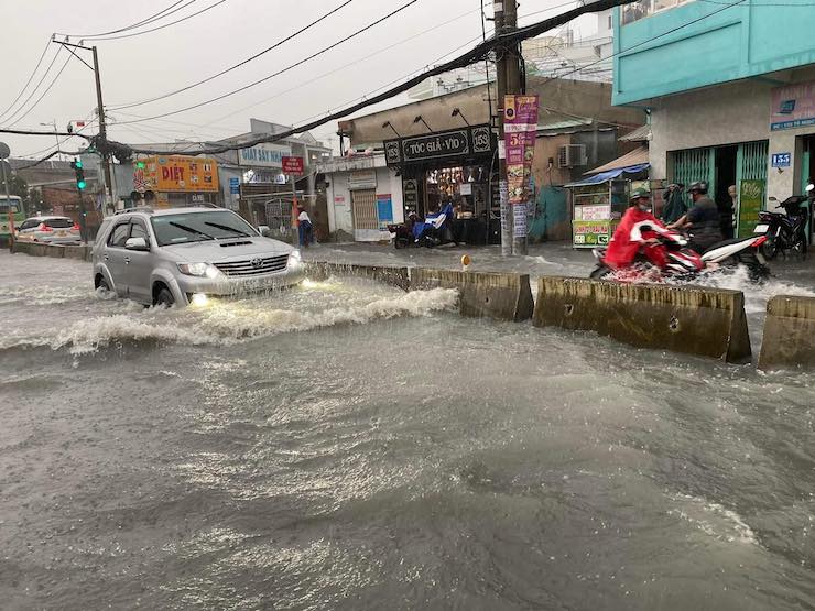 Sóng nước cuồn cuộn, người dân TPHCM “bơi” trên đường sau trận mưa lớn - 4