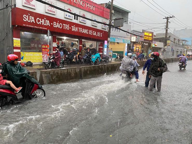 Sóng nước cuồn cuộn, người dân TPHCM “bơi” trên đường sau trận mưa lớn - 5