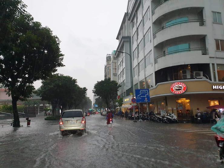 Sóng nước cuồn cuộn, người dân TPHCM “bơi” trên đường sau trận mưa lớn - 6