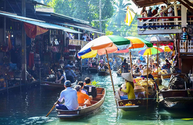 Chợ nổi: Điểm đầu tiên rất thu hút du khách khi ghé thăm Bangkok chính là chợ nổi. 
