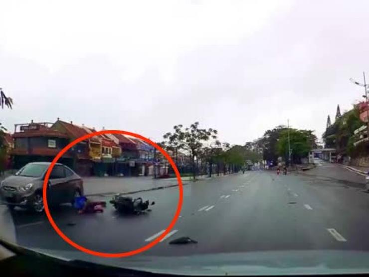 Clip: Ô tô nhập làn bị tông ngang, người đi xe máy nằm gục