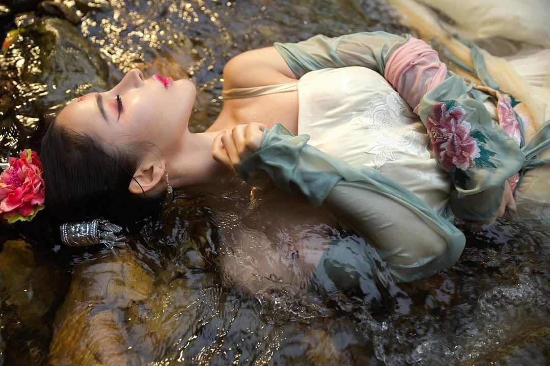 Nữ bác sĩ Trung Quốc diện đồ cổ trang đi tắm suối - 3