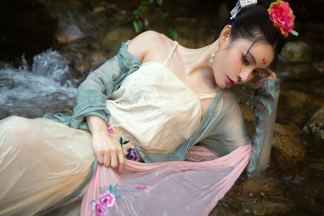 Nữ bác sĩ Trung Quốc diện đồ cổ trang đi tắm suối - 6