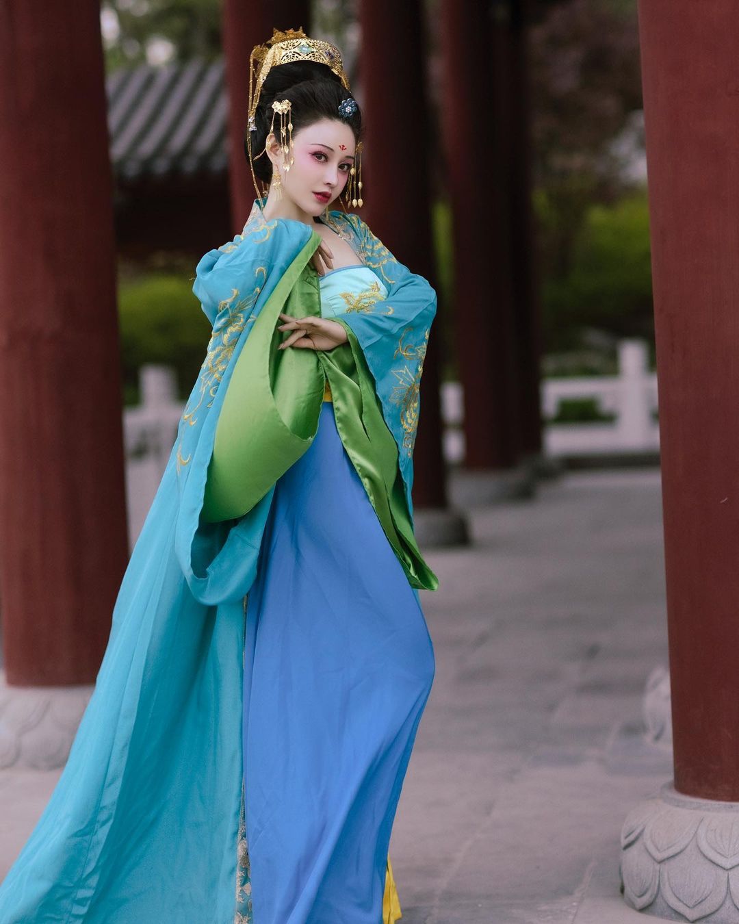 Nữ bác sĩ Trung Quốc diện đồ cổ trang đi tắm suối - 9