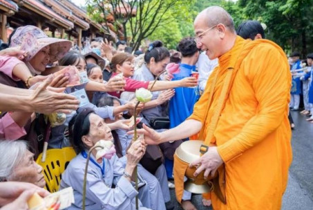 Quảng Ninh yêu cầu chùa Ba Vàng gỡ bỏ clip cúng dường nhận tiền phản cảm