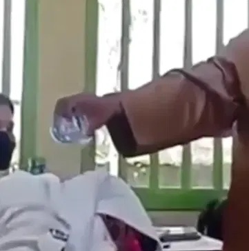 Cô giáo đổ nước vào đầu học sinh đang ngủ gật khiến dân tình phẫn nộ - 1