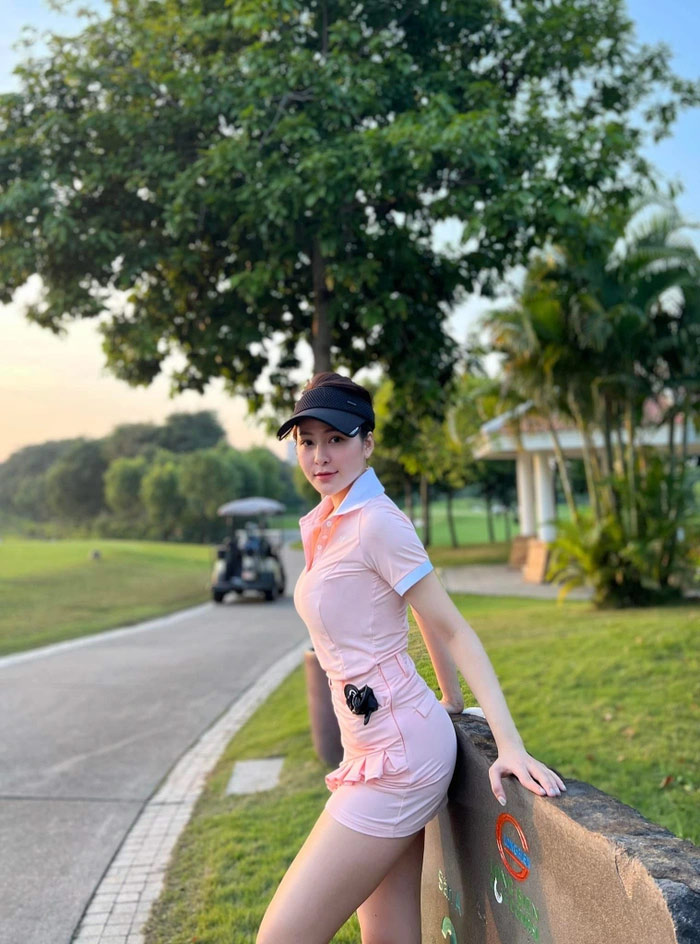 Mỗi lần check-in sân golf, thời trang đồ tập của hot girl Trâm Anh lại gây chú ý - 8