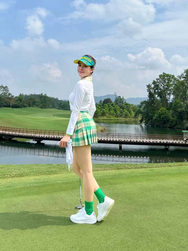 Mỗi lần check-in sân golf, thời trang đồ tập của hot girl Trâm Anh lại gây chú ý - 6
