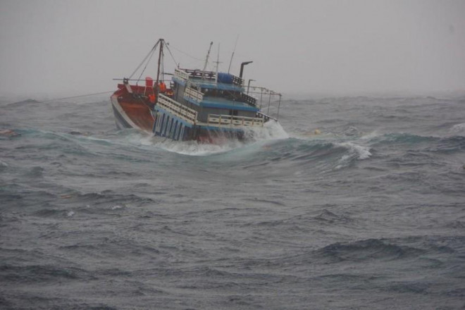 Cứu 43 ngư dân trên tàu câu mực bị chìm trên biển sau khi va chạm với tàu nước ngoài - 1