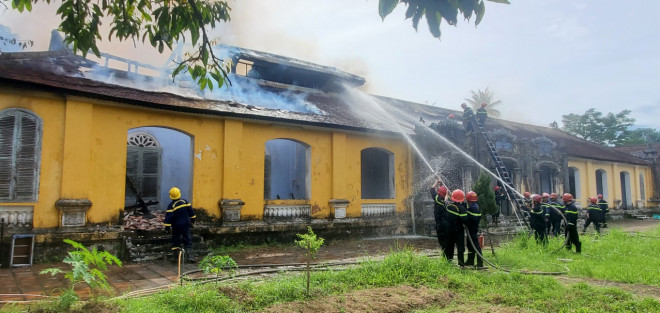 Cháy lớn tại Bảo tàng Lịch sử tỉnh Thừa Thiên - Huế - 1