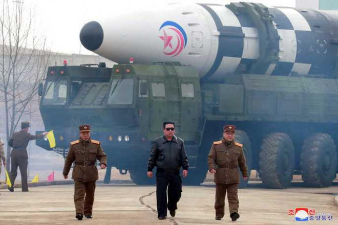 Tổng thống Hàn Quốc vừa &#34;chìa cành ô liu&#34;, Triều Tiên bắn liền 2 tên lửa - 1