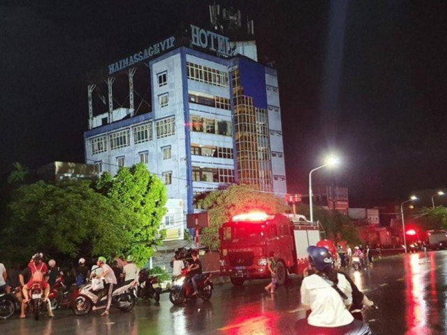 Tòa nhà 6 tầng ở Hải Phòng đổ sập trong đêm, khách sạn liền kề nghiêng theo