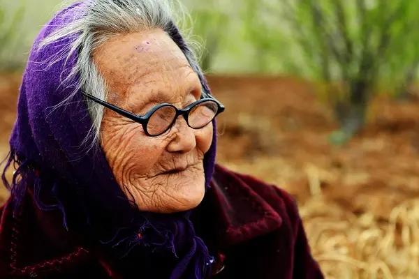 Bà cụ 90 tuổi bật mí bí quyết trường thọ không phải là ăn chay mà là thực hiện 3 điều này - 1