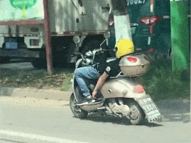 Clip: Người đàn ông nằm trên yên xe máy rồi ”diễn xiếc” trên đường