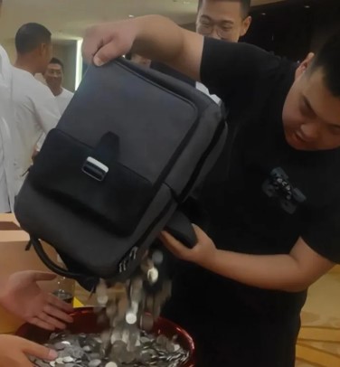 Chú rể sốc khi hội bạn thân mừng cưới bằng 42 kg tiền xu - 1
