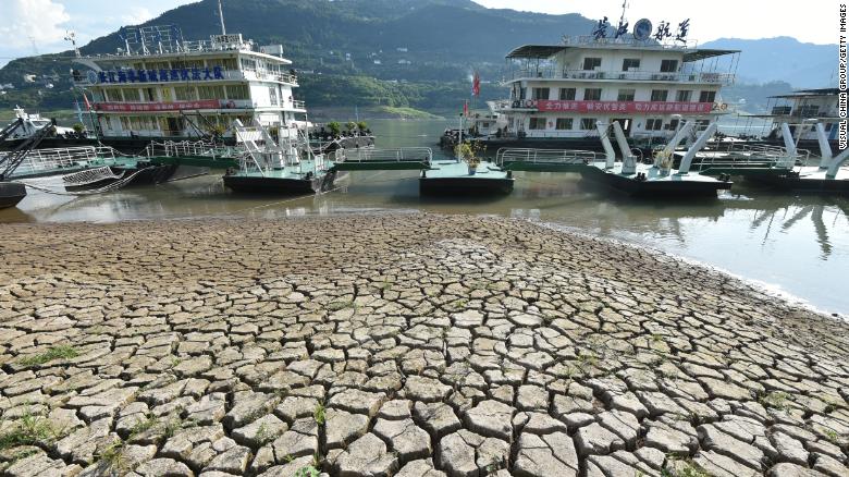 Mực nước sông Dương Tử thấp kỷ lục, TQ gieo mây để tạo mưa nhân tạo - 1