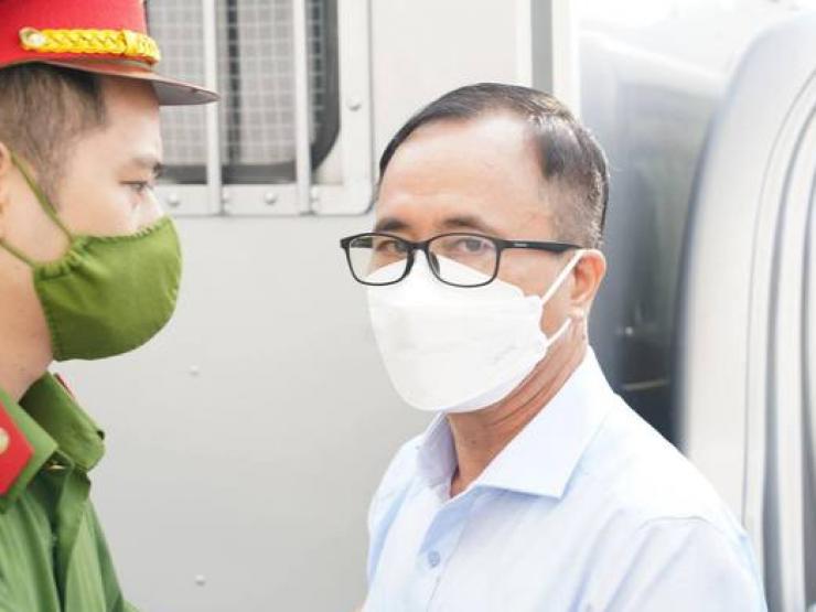 Cựu bí thư Bình Dương Trần Văn Nam cùng các đồng phạm bị dẫn giải tới tòa
