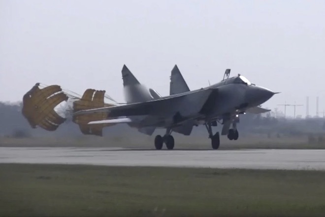 Tiêm kích MiG-31 của Nga mang tên lửa siêu vượt âm Kinzhal tới vùng Kaliningrad - 1