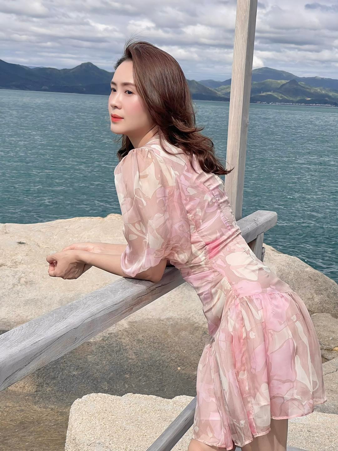 Hồng Diễm diện váy xẻ cao, khoe sắc vóc không thua kém hoa hậu - 5