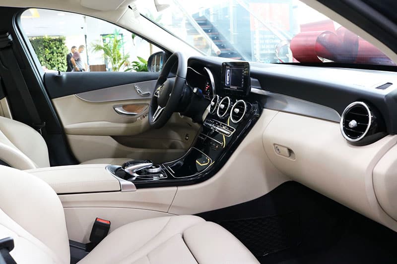 Tầm giá 1,5 tỷ nên chọn Honda Accord hay Mercedes C180 AMG? - 6