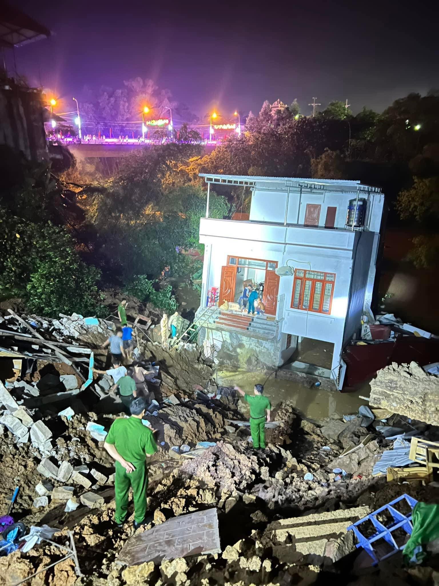 3 ngôi nhà bất ngờ sụt, đổ trong đêm, người dân tháo chạy - 1