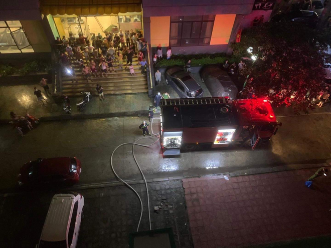 Hà Nội: Khói đen bốc cao hàng chục mét ở chung cư, cư dân tháo chạy - 1