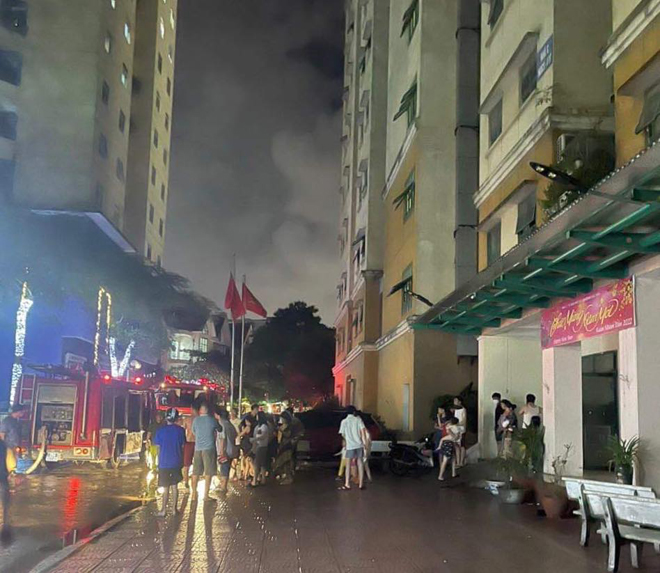 Hà Nội: Khói đen bốc cao hàng chục mét ở chung cư, cư dân tháo chạy - 2