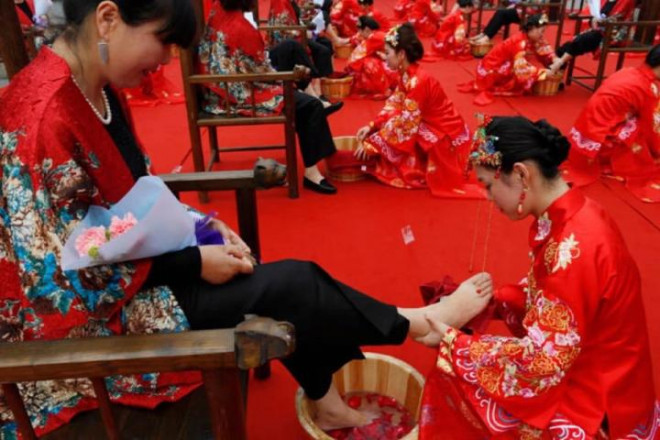Hình ảnh hàng chục con dâu quỳ gối, rửa chân cho mẹ chồng ở Trung Quốc bị phản đối - 1